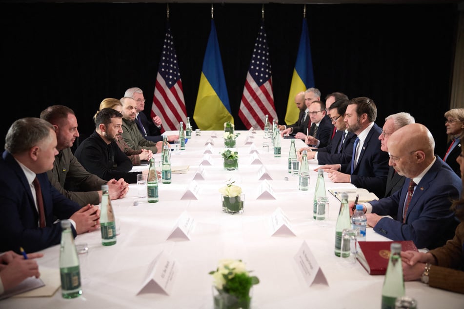 Eine ukrainische Delegation um Präsident Wolodymyr Selenskyj kam im Rahmen der Münchner Sicherheitskonferenz mit US-Vizepräsident J.D. Vance und US-Vertretern zusammen.