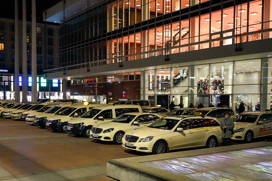 Taxis sollen zukünftig zwar nicht mehr vor, aber seitlich am Kulturpalast halten dürfen.