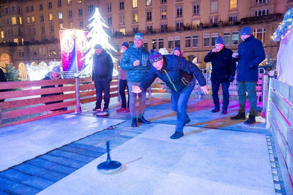 Sorgt für richtig Spaß in kleinen und großen Gruppen: Eisstockschießen auf dem 2. Dresdner Winterfest.