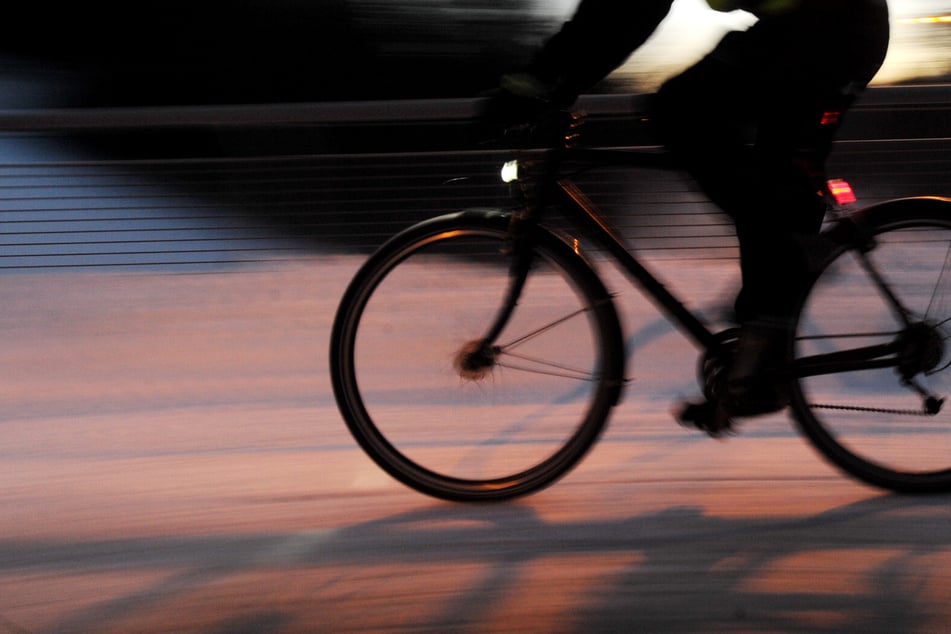 Trotz der Markierungen verstieß der Unbekannte gegen das Rechtsfahrgebot und brachte die 53-Jährige zu Fall. (Symbolbild)