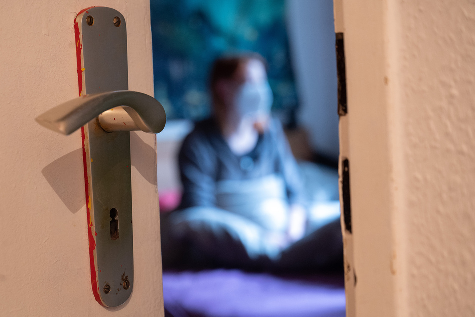 Die PCR-Kapazitäten kommen in NRW an die Grenzen. Menschen mit Corona-Verdacht müssen teils länger in Quarantäne bleiben, als notwendig.