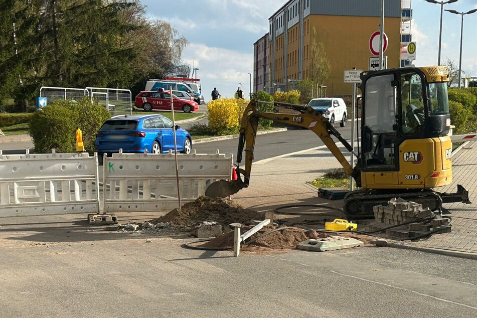 Evakuierung! Bagger demoliert Gasleitung in der Nähe eines Gymnasiums