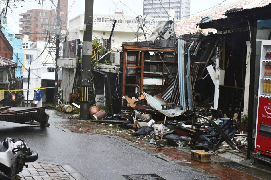 Der Taifun "Khanun" hinterließ in Okinawas Hauptstadt Naha schwere Verwüstungen.
