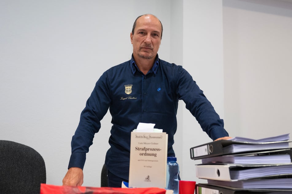 Fitzek (59) musste sich schon mehrfach vor Gericht verantworten. Laut Rechtsextremismus-Forscher David Begrich setzt er dabei auf die Kommunikationsumkehr, um sich nicht vor den Gerichten zu rechtfertigen.