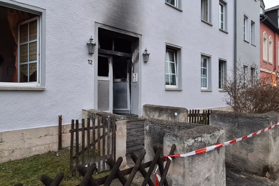 Bei einem Brand am 3. März kamen in einem Wohnhaus zwei Personen ums Leben. Die Hintergründe sind noch ungeklärt.