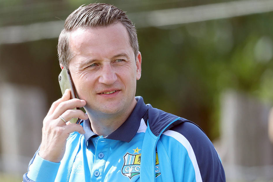 CFC-Sportdirektor Thomas Sobotzik telefoniert auch in Templin viel. Er will noch zwei Neue holen, das gehört zu seinem Tagesgeschäft.