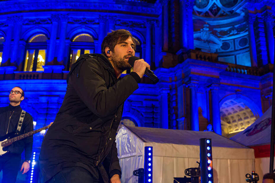 Sänger Max Giesinger (29) begeisterte die Gäste vor der Semperoper.