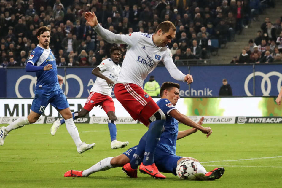 Tobias Müller grätscht Pierre-Michel Lasogga den Ball vom Fuß. Schiedsrichter Dankert entschied zuerst auf Elfmeter in dieser Szene, nahm seinen Pfiff jedoch zurück.