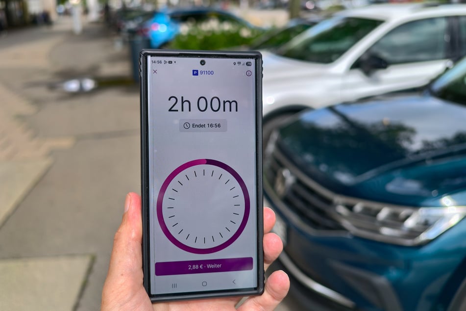 Handyparken ist über Apps wie EasyPark möglich. Die Parkzeit lässt sich dabei bequem per Rad einstellen.