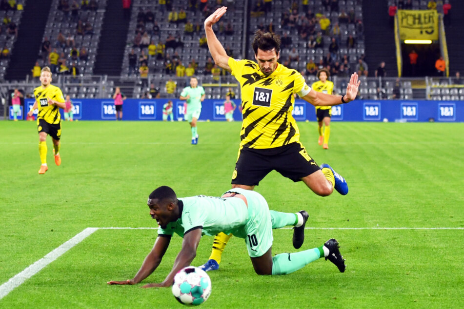 Kein Elfmeter! Mats Hummels (oben) im Duell mit Gladbachs Stürmer Marcus Thuram. Für einen Strafstoß war der Einsatz des BVB-Abwehrchefs zu wenig.