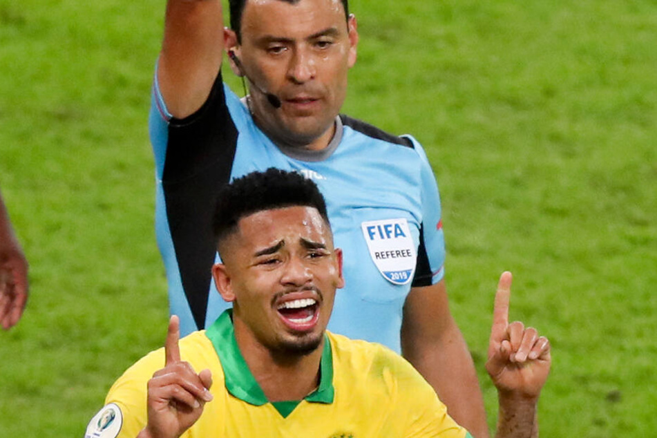 Nahcdem ihn Schiedsrichter Tobar des Feldes verweist, kämpft Gabriel Jesus mit den Tränen
