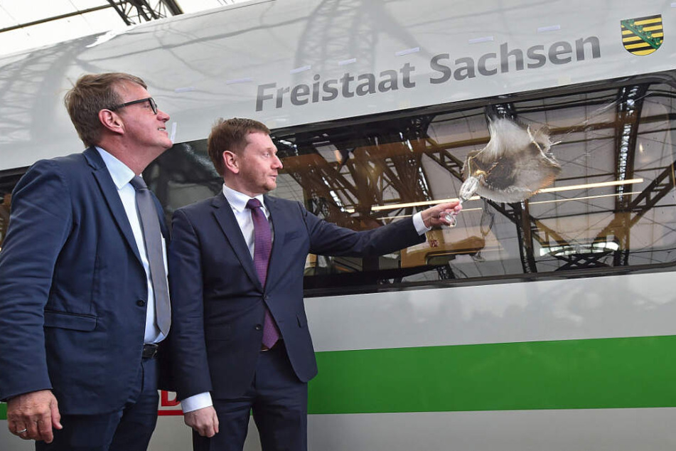 Schwapp! Ministerpräsident Michael Kretschmer (44, CDU, r.) und Ronald Pofalla (60) taufen den Sachsen ICE. Er fährt von Berlin über Leipzig nach München.