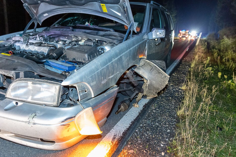 Bei dem Unfall wurden beide Autos stark beschädigt und mussten abgeschleppt werden.