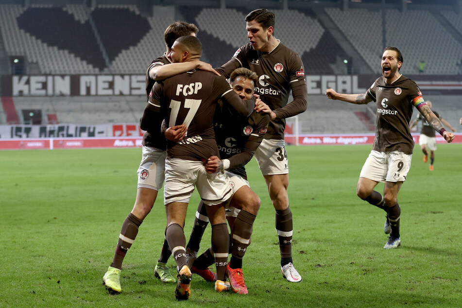 Die Spieler des FC St. Pauli bejubeln den Siegtreffer von Daniel-Kofi Kyereh (2.v.l.) im Derby gegen den Hamburger SV.