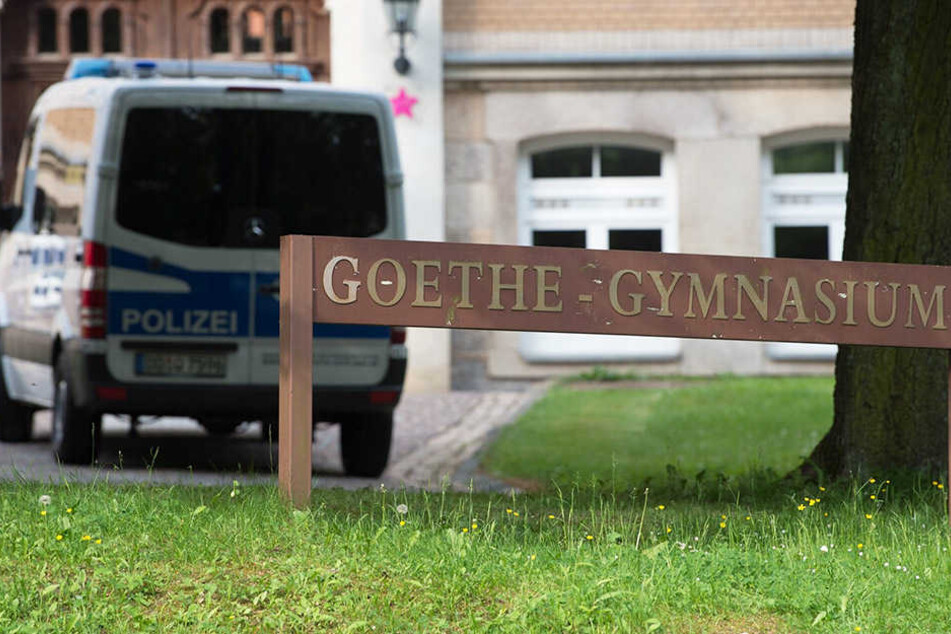 Ein Polizeiwagen steht vor dem Gymnasium (Archivbild).