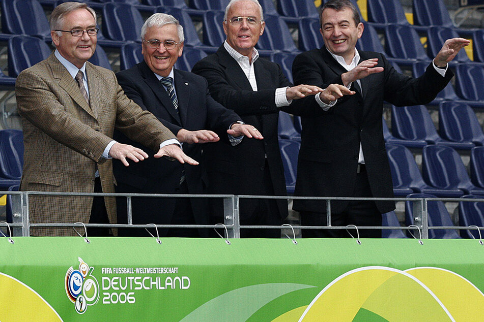 Das Präsidium des Organisationskomitees für die Fußball-Weltmeisterschaft 2006 in Deutschland. Der 1. Vizepräsident Horst R. Schmidt, Vizepräsident Theo Zwanziger, Präsident Franz Beckenbauer und Vizepräsident Wolfgang Niersbach (v.l.n.r.).