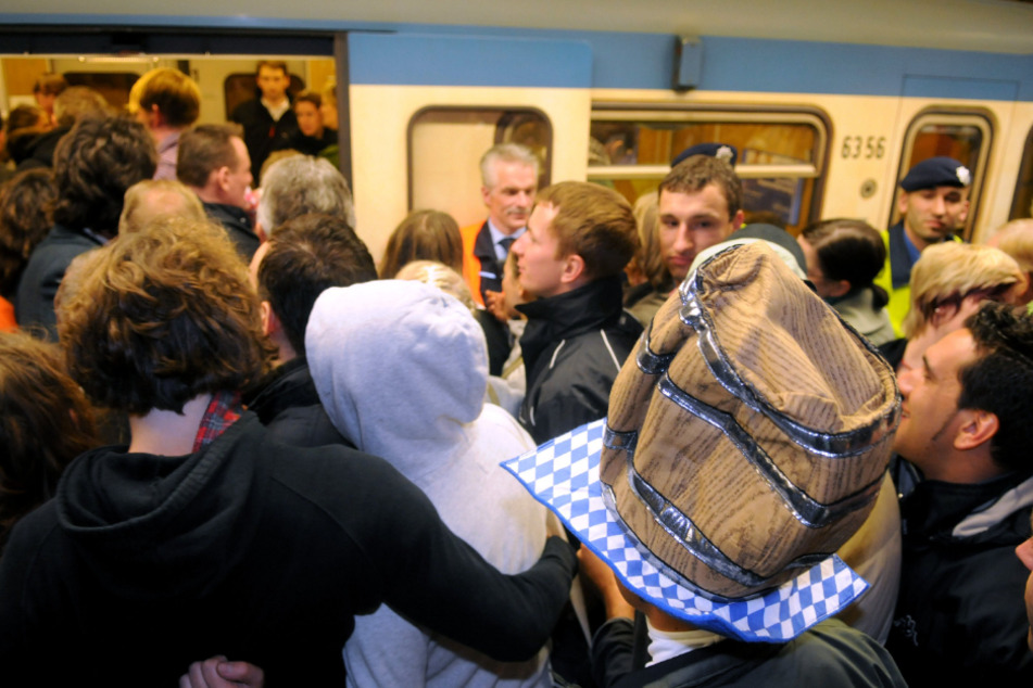 Auf dem Weg zum Oktoberfest stauen sich oft Menschenmassen in den Münchner U-Bahnen. (Archiv)