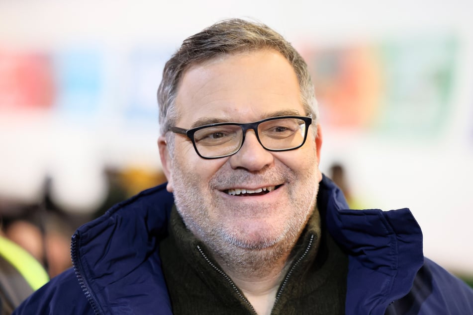 Elton (54) wurde bei Jan Böhmermanns Konzert auf dem Hurricane-Festival von Sicherheitsleuten weggeführt. Vorher soll er probiert haben, auf die Bühne zu klettern.