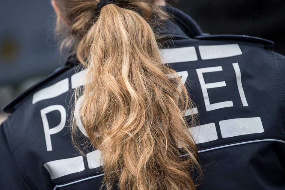 Eine blonde Polizeibeamtin ist zu sehen (Symbolbild).