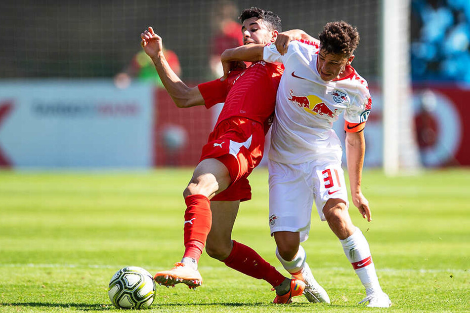 Viktoria Köln machte RB das Leben schwer: FCV-Mittelfeldmann Hamza Saghiri (l.) im Duell mit Leipzigs Diego Demme (r.).