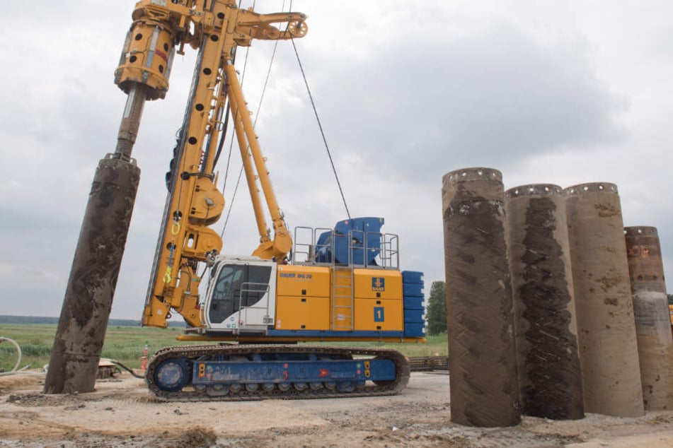 Eine Arbeitsgemeinschaft zweier großer Baufirmen arbeiten auf der Baustelle der A20 an der Gründung für die Behelfsbrücke.