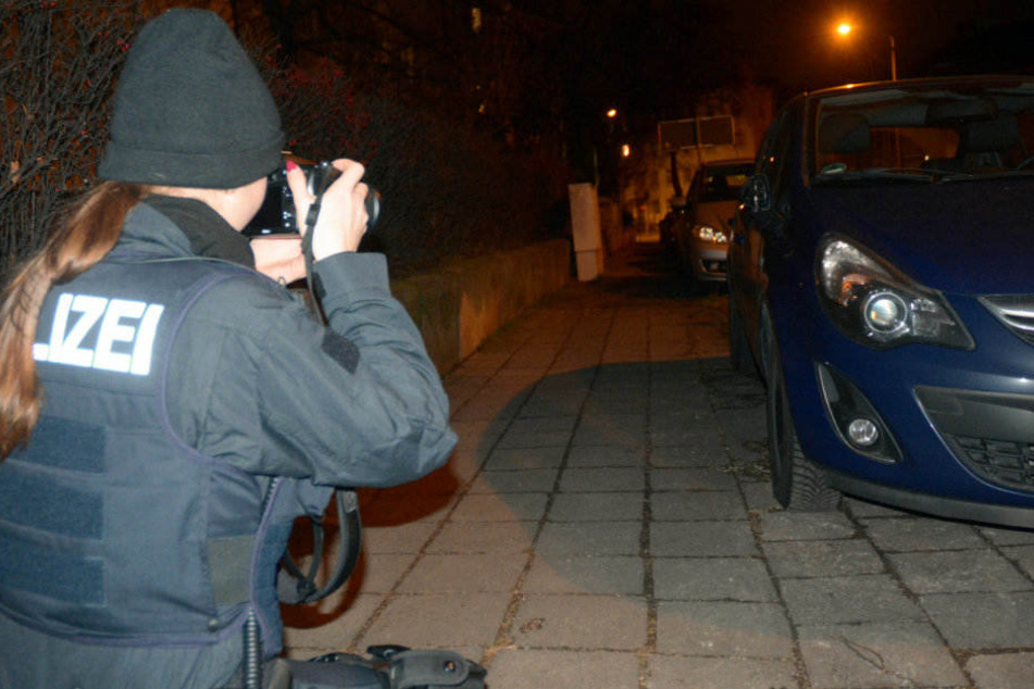 Akribisch dokumentieren die Beamten die Spuren in der Bergstraße.