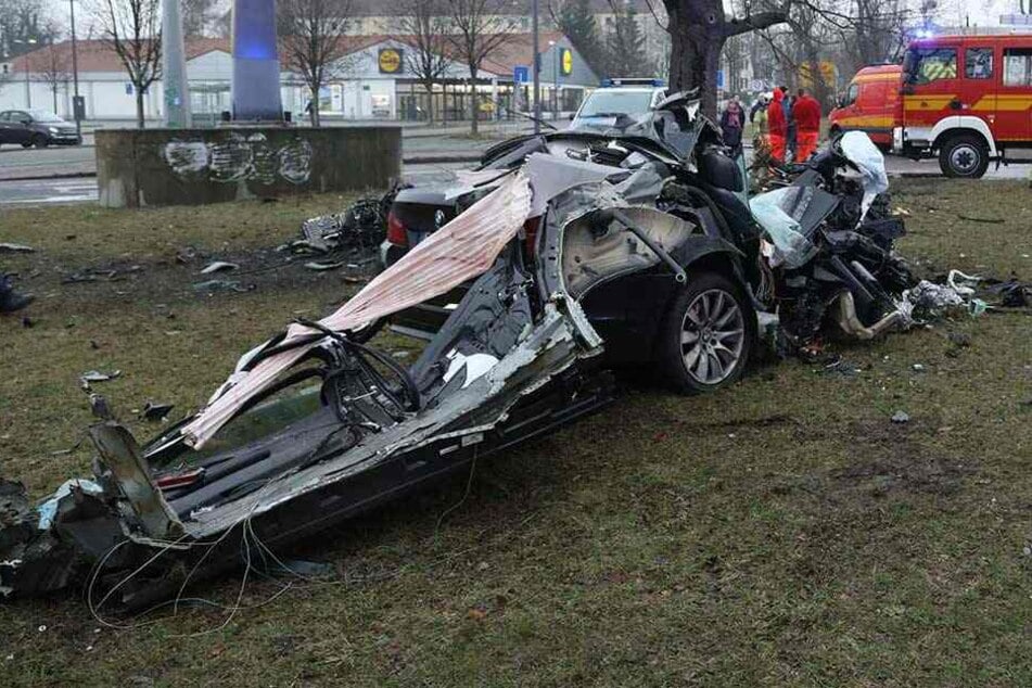 Der Fahrer wurde nach der Bergung aus dem Wrack reanimiert, starb aber später im Krankenhaus.