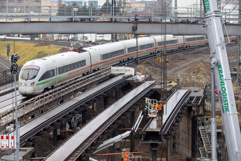 Regional- und Fernverkehr rollten bisher über eine Brücke mit fünf Gleisen in den Hauptbahnhof ein. Im Zuge der Brückensanierung wurden drei der Gleise nun für den Abriss freigegeben. Sie sollen erneuert werden.