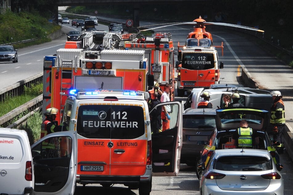 Die A24 musste für den Rettungseinsatz vorübergehend voll gesperrt werden.