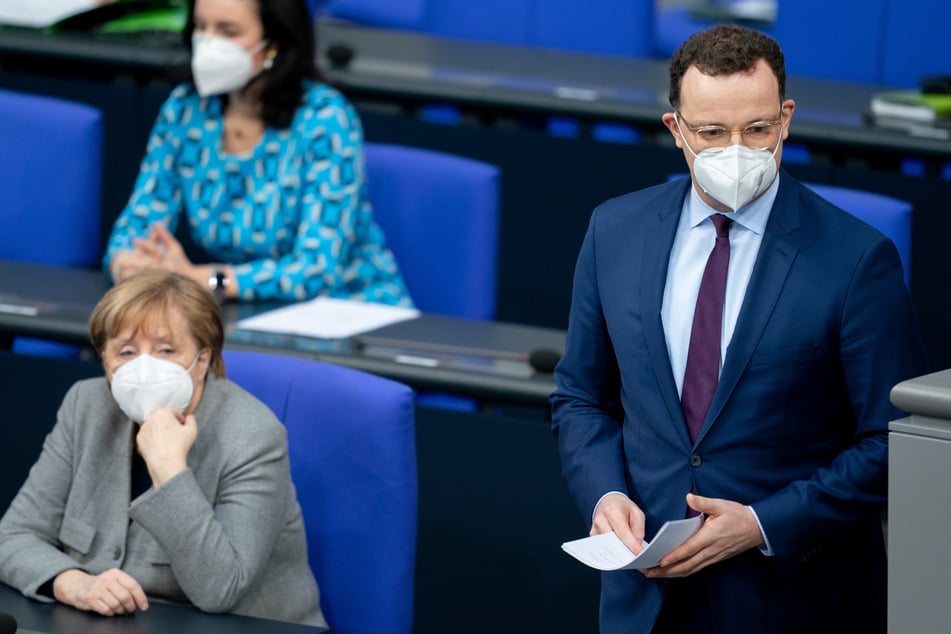 Jens Spahn (40, CDU), Bundesminister für Gesundheit im Bundestag neben Bundeskanzlerin Angela Merkel (66, CDU).
