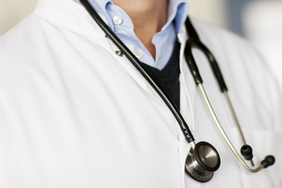 Der Mann behandelte immer wieder Patienten (Symbolfoto).