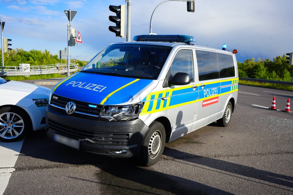 Dieser Polizei-Kleinbus kollidierte mit einem Audi.