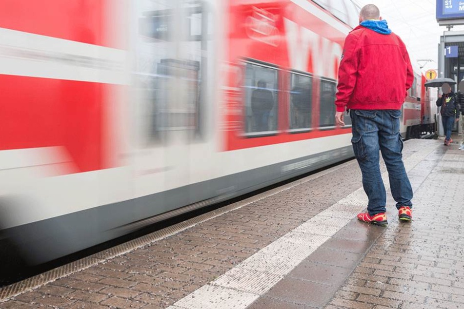 René J. (40) wurde auf dem Bahnsteig in das Gleisbett gestoßen.