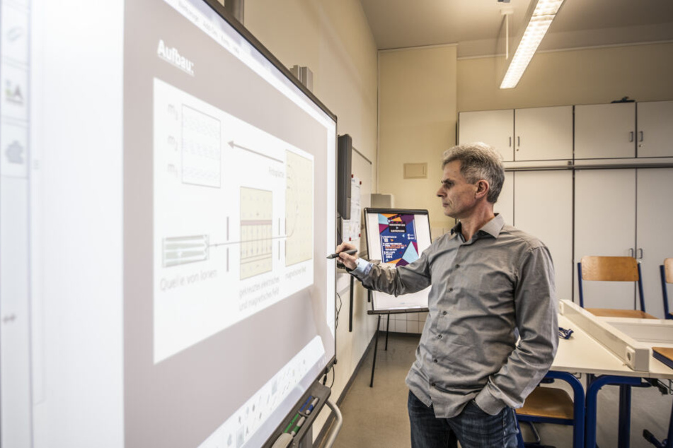 Physik-Lehrer Andreas Richter (55) an der einzigen interaktiven Tafel, die es momentan im Goethe-Gymnasium gibt.