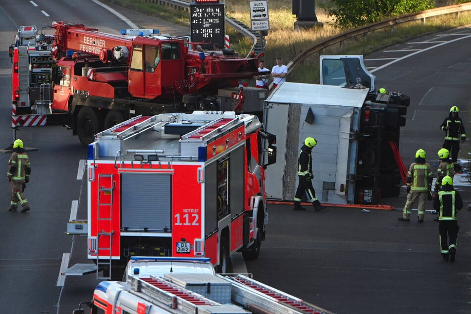 Berlin: Laster kippt auf A100 an Ausfahrt um: Fahrer (53) schwer verletzt