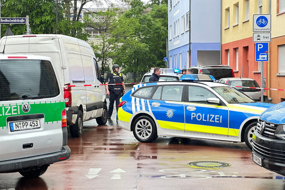 Ein Großaufgebot der Polizei ist am Vormittag nach einem Drohanruf zu einer Mittelschule im südlichen Nürnberg ausgerückt.