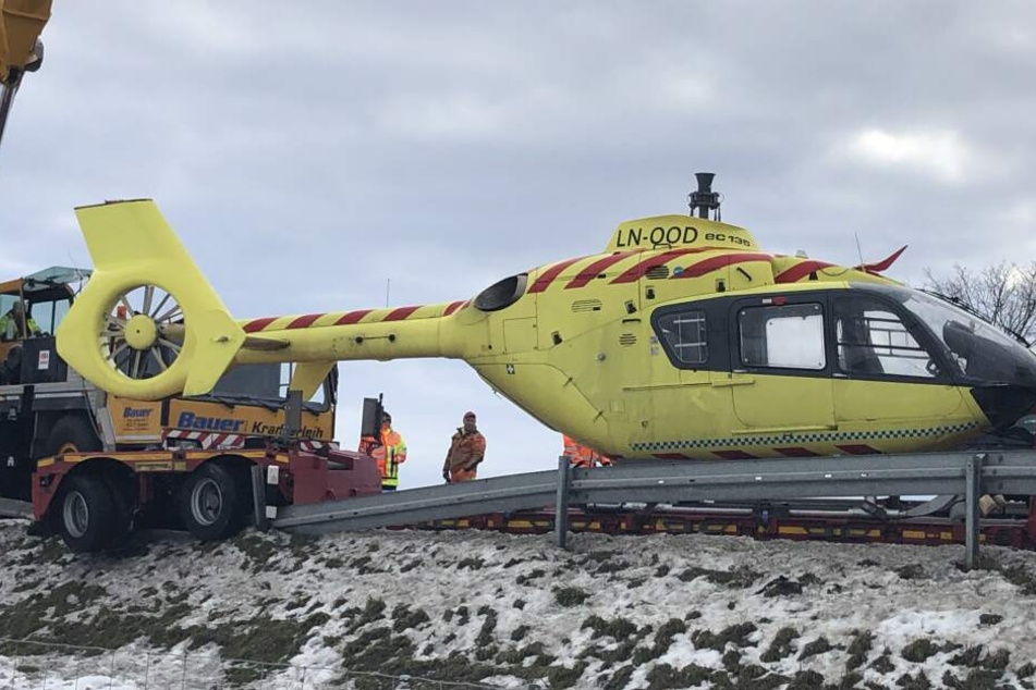 Der Anhänger mit Hubschrauber walzte die Leitplanke nieder.