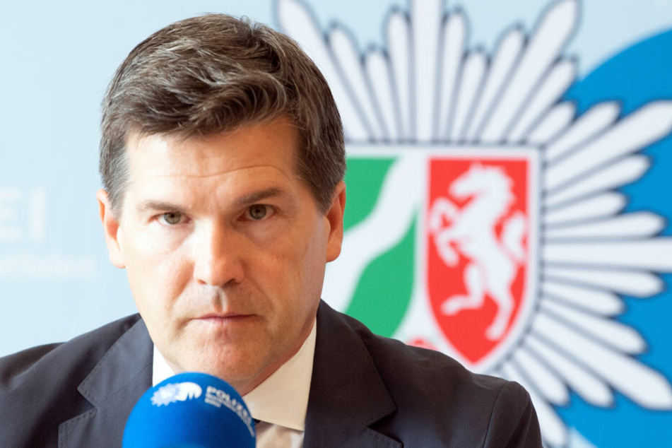 Ulrich Bremer, Oberstaatsanwalt, beantwortet bei einer Presskonferenz Fragen von Journalisten.