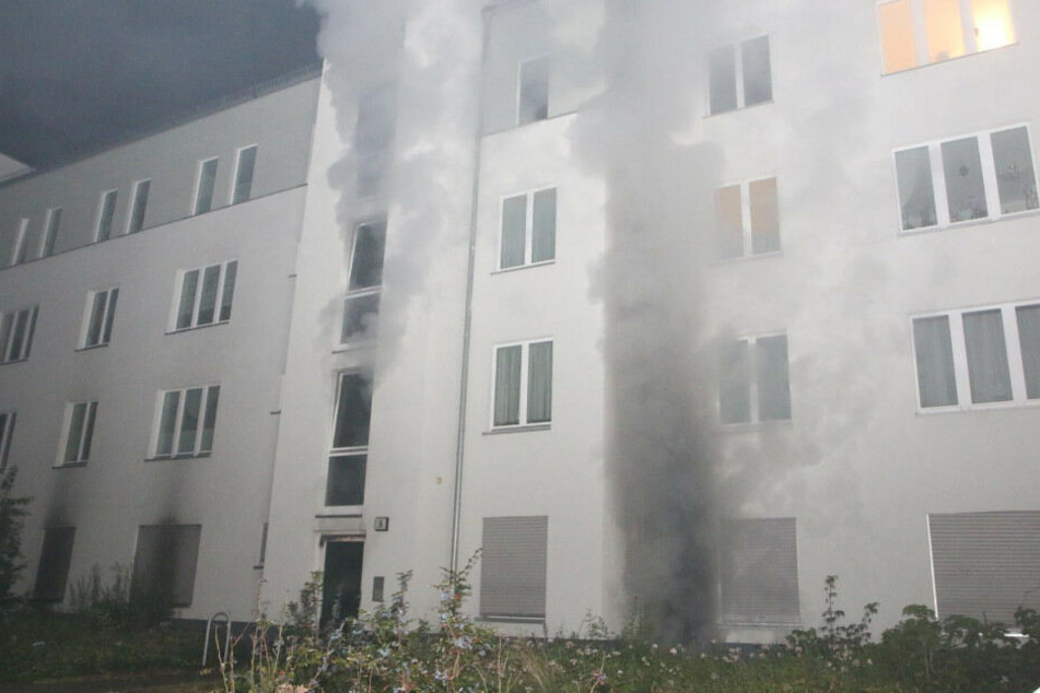 Die Feuerwehr war bei dem Kellerbrand mit 90 Kräften vor Ort.
