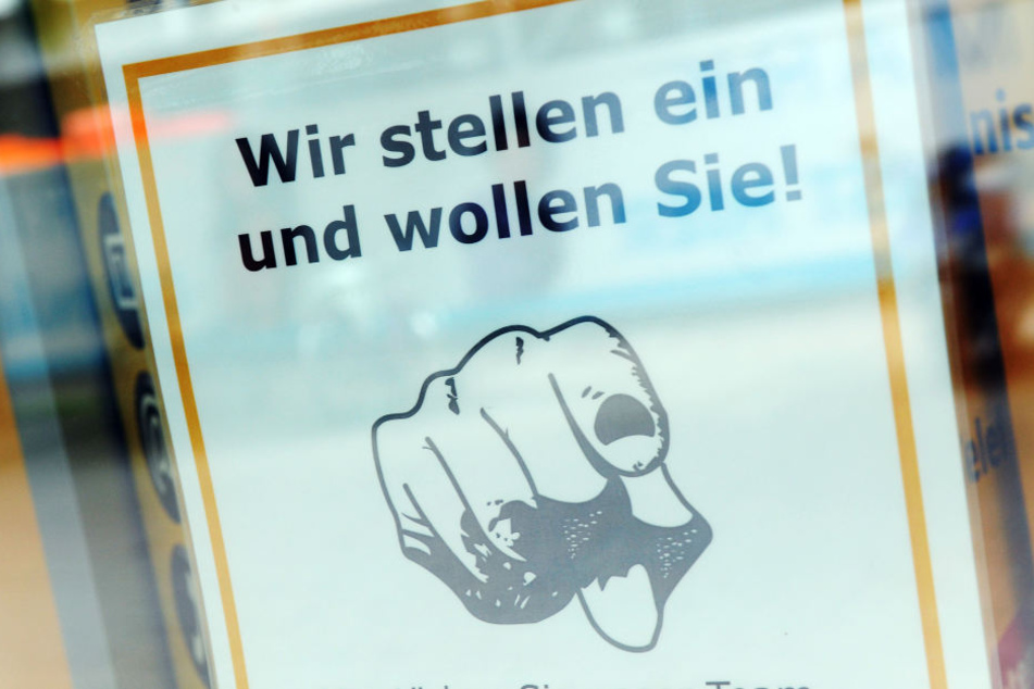 In vielen Firmen, Geschäften und Konzernen werden Mitarbeiter gesucht.