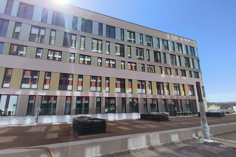 Die Fassade des Ostforums ist erstmals vollständig sichtbar.