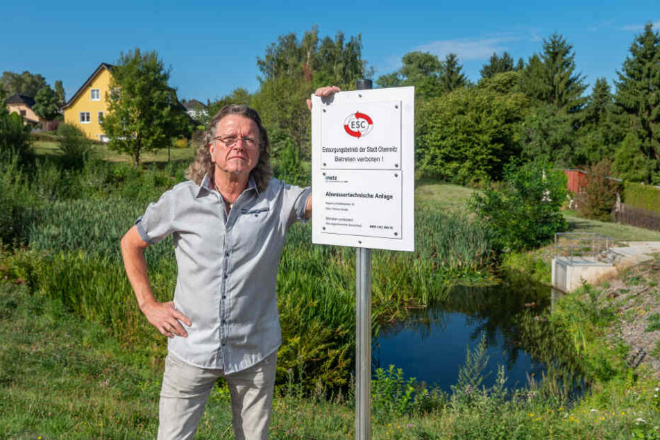Frank Bartzsch (64) aus Adelsberg ist sauer: Schon bald soll die grüne Oase an der Otto-Thörner-Straße eingezäunt werden.