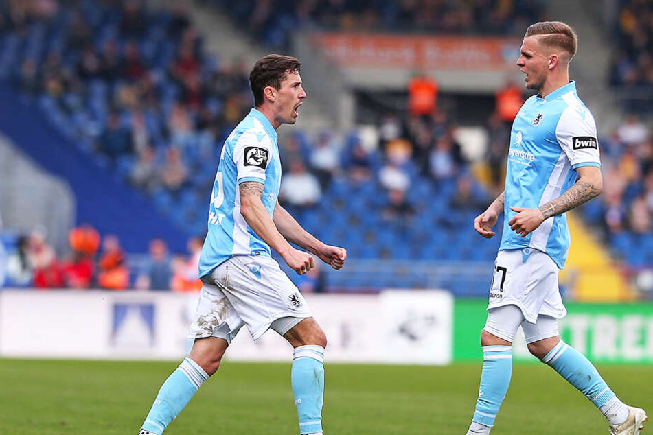 Philipp Steinhart (l.) bejubelt mit Daniel Wein sein Tor zur zwischenzeitlichen 1:0-Führung des TSV 1860 München bei Eintracht Braunschweig.