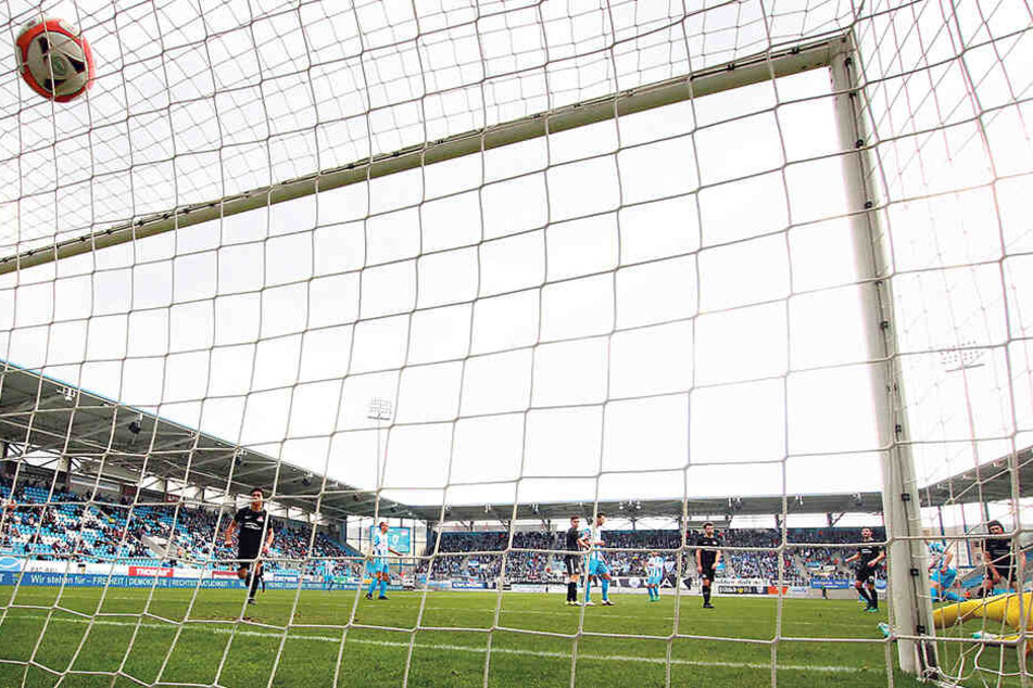 Das Tor zum 3:0-Endstand gegen Rathenow: Zwischen zwei Abwehrspielern hindurch netzte Pelle Hoppe (r. neben dem Pfosten) mit einem Flachschuss ein. Torwart Luis Zwick streckte sich vergeblich.