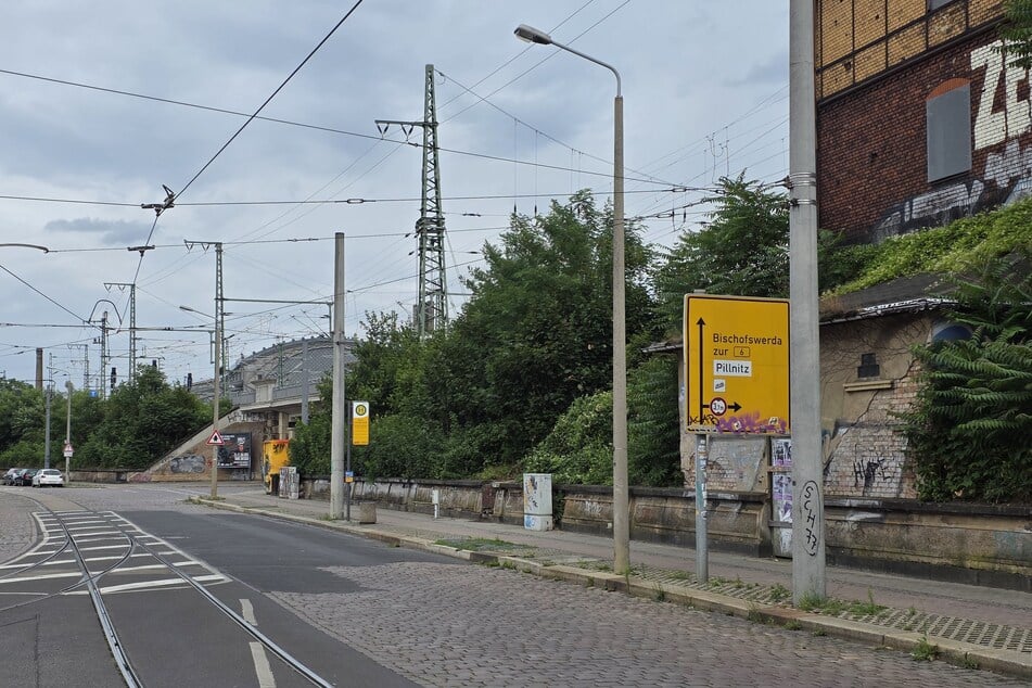 Auf der Eisenbahnstraße ging der Täter mit einem Messer auf eine Frau los.