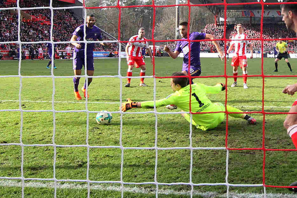 Viel Laufarbeit auf Kosten der Torgefahr! Hier vergibt Dimitrij Nazarov (M.) Union Berlins Keeper Daniel Mesenhöler eine Riesenmöglichkeit.