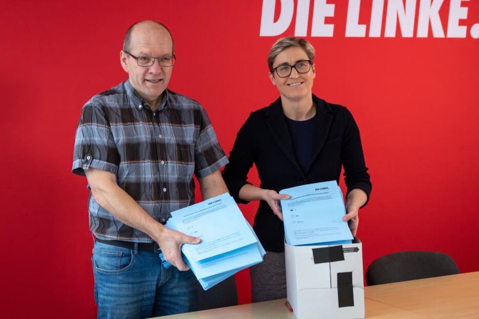 Landesvorsitzende Susanne Hennig-Wellsow (re.) und Abstimmungsleiter Holger Hängsen präsentieren die Ergebnisse.