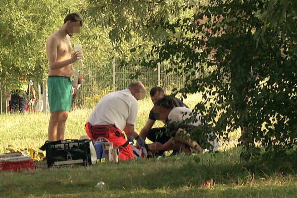 Mehr als anderthalb Stunden kämpften eine zufällig anwesende Ärztin und der Notarzt am Strand um das Leben des Gastwirts.