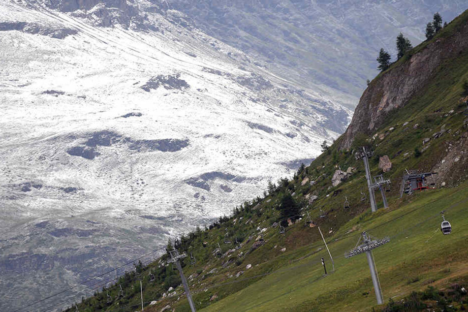 Schneebedeckte Berge bei der Abfahrt.