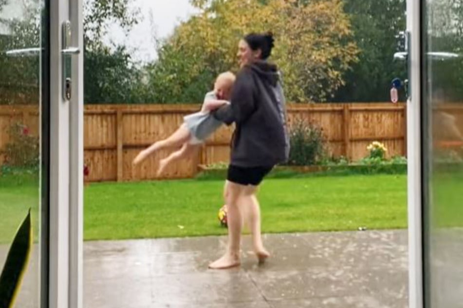 Vor zwei Jahren tanzte Sophie James (30) mit ihrem Sohn (damals 2) im Sommerregen.